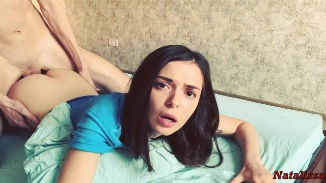 Сучка напялила футболку парня чтобы нарваться на секс