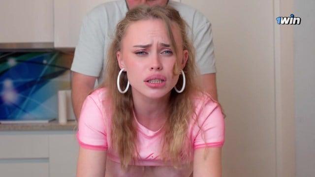 А нечего было разбрасывать белье 