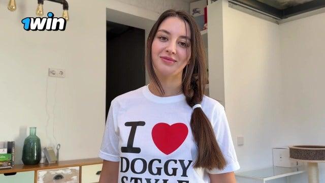 Сестра в заманчивой футболке так и напрашивается на полную пизду спермы