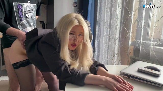 Опытная репетиторша Блондесса готова обслужить хуй ученика лишь бы не уволили