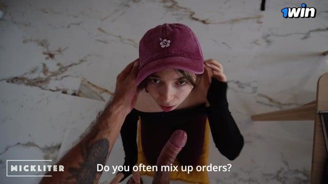 Доставщица пиццы Vika_sun украла кусочек у клиента и готова к сосательной каре