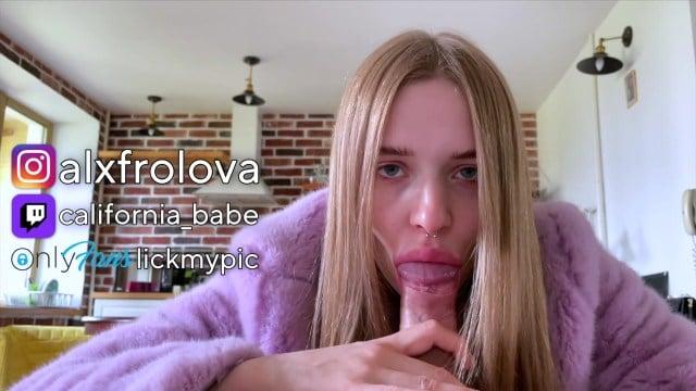 КалифорнияБейби быстро взяла член сожителя в рот а потом препихнулась в киску