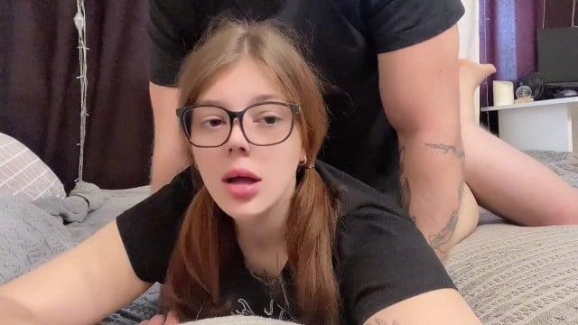 Чувак достал член пока Долли Скай читала книгу и оттрахал в пизду