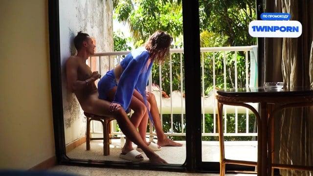 Уборщик трахнул туристку на балконе