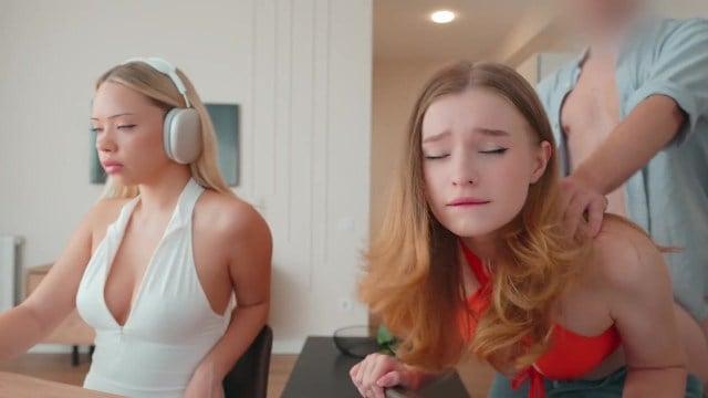 Диана Райдер перепихнулась с парнем подруги пока та залипала в ноуте