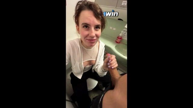 Рискованный секс в туалете самолёта ✈️
