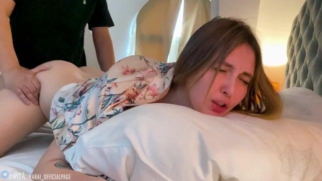 Алина Рай поебалась с пасынком который зашел в комнату в разгар мастурбации