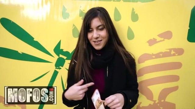 Аня Крей не успела познакомиться с парнем как потащила его в кусты ради ебли