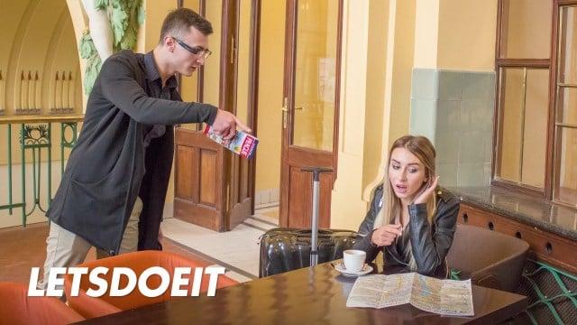 Катрин Текила трахнулась с незнакомцем во время путешествия за границей