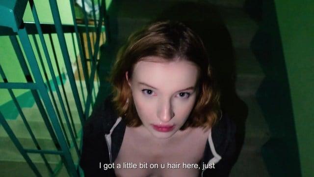 Сучка Diana Rider вытащила парня в подъезд дабы знатно трахнуться в пизду