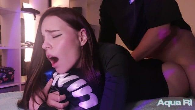 Симпатичная крошка делает минет парню напрашиваясь на страстный секс